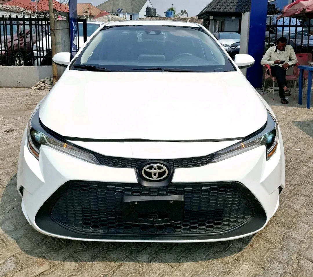 2021 Toyota corolla LE (white)