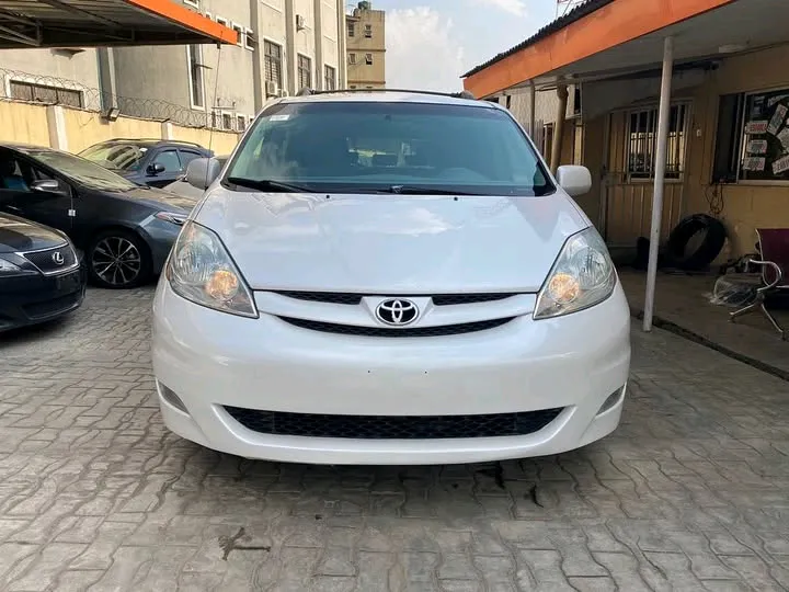 Neat Toyota sienna with sound engine