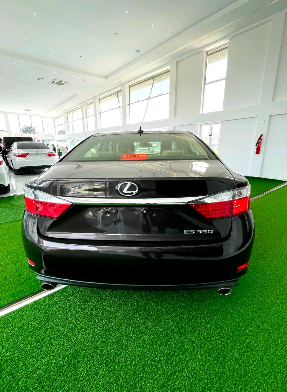 Lexus ES 350 2013 – A smooth, luxury sedan with a 3.5L V6 engine, leather interior, sunroof, and premium comfort features, offering a quiet and refined ride.