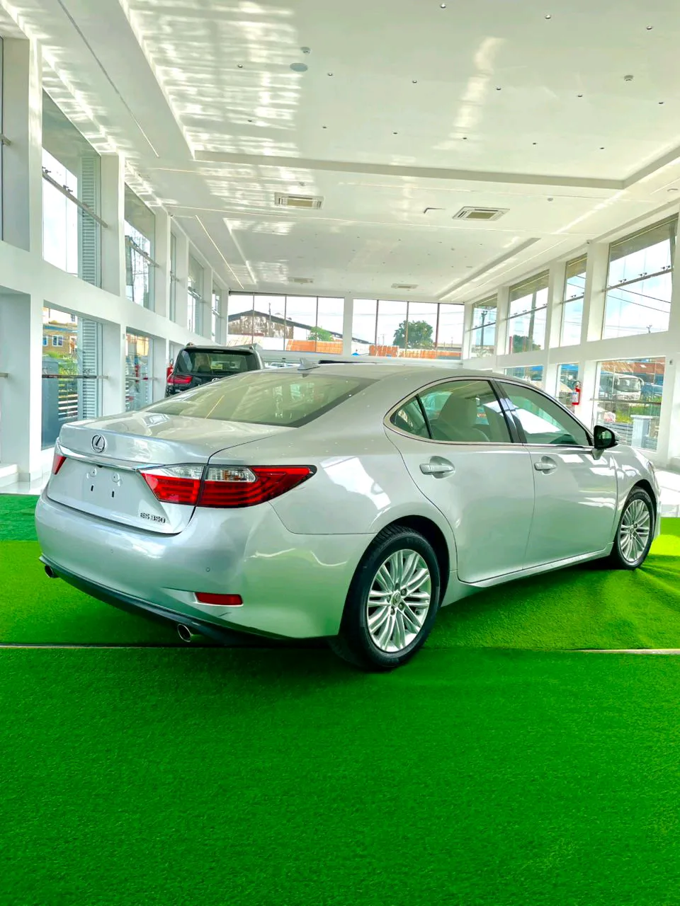 Lexus ES 350 2014– A smooth, luxury sedan with a 3.5L V6 engine, leather interior, sunroof, and premium comfort features, offering a quiet and refined ride.